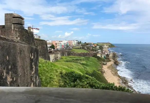 Puerto Rico Castillo-weergave met kleurrijke huizen
