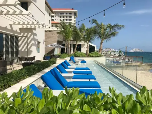Puerto Rico Condado Vanderbilt-loungestoelen in het water