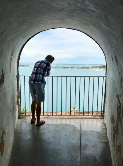 Castillo-haven van Puerto Rico met uitzicht op water