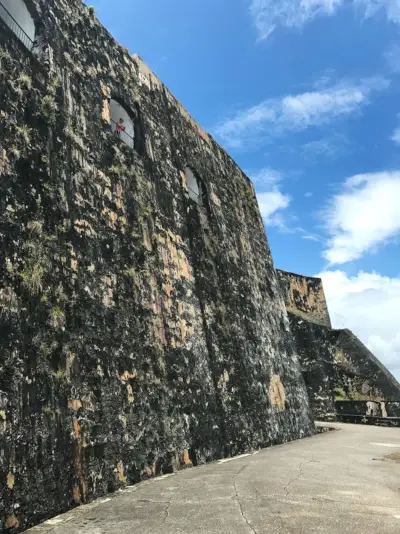 Puerto Rico Castillo-meisje kijkt uit het raam