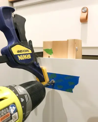 Gat boren in lade van Ikea-dressoir om hardware toe te voegen