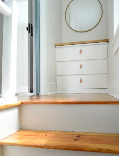 Ikea Malm-dressoir bovenaan de trap als ingebouwd