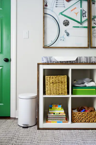 Met hout omwikkelde Ikea Expedit als commode in de kinderkamer