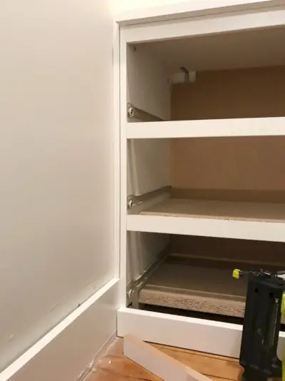 Ikea Malm-dressoir met opvulstukken geplaatst om er meer ingebouwd uit te zien