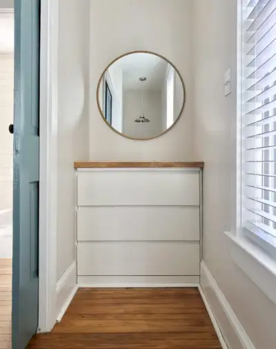 Ikea Malm-dressoir ingebouwd in traphoekje met houten aanrecht