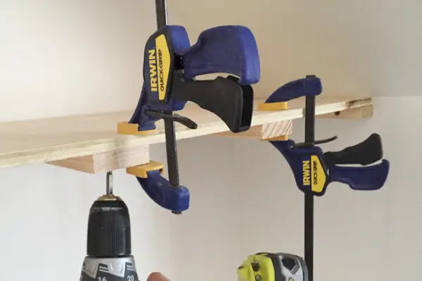 Een bovenste stuk multiplex vastschroeven voor dunne zwevende planken met behulp van Irwin Quick Grip-klemmen om het op zijn plaats te houden
