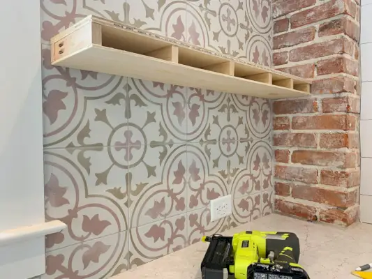 Dikkere zwevende planken in aanbouw in de keuken op achterwandtegel