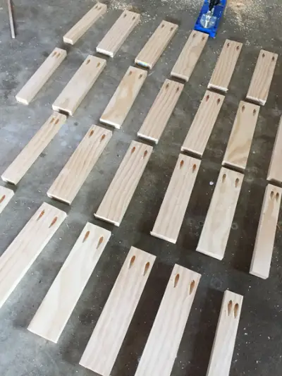 Zwevende planksteunen gemaakt van 1x3 grenen planken, op dezelfde lengte gesneden en met zakgaten geboord met behulp van een Kreg-mal