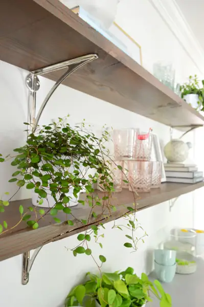 teruggewonnen houten planken close-up met scheurdetails