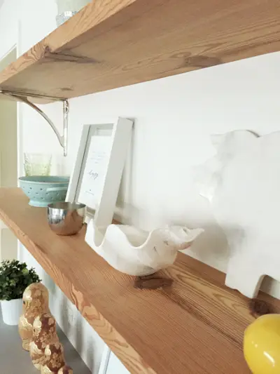 teruggewonnen houten planken rauw vóór de kleur van de vlek