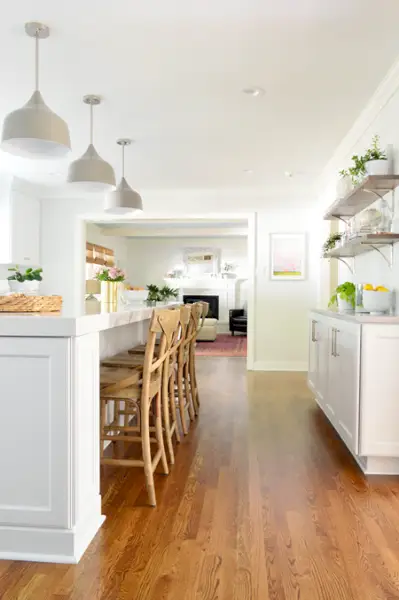 teruggewonnen houten planken in witte keukenrenovatie