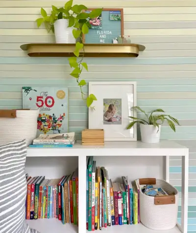 Plankdetail van ingebouwde boekenkast vol boeken en speelgoed