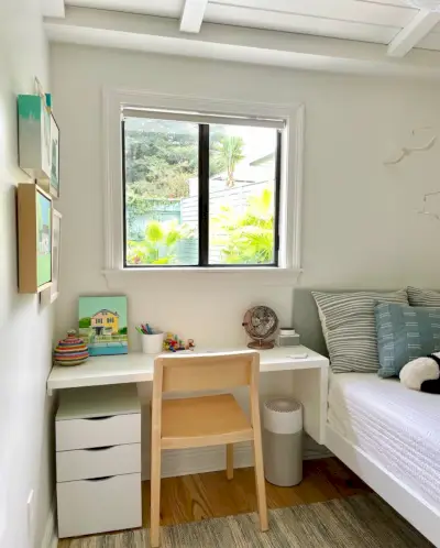Kleine kinderkamer met ingebouwd bureau naast bed
