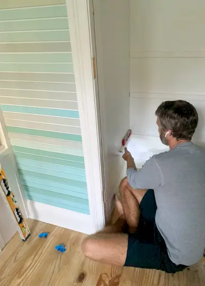Planksteunen toevoegen voor doe-het-zelf kastplanken met waterpas en spijkerpistool