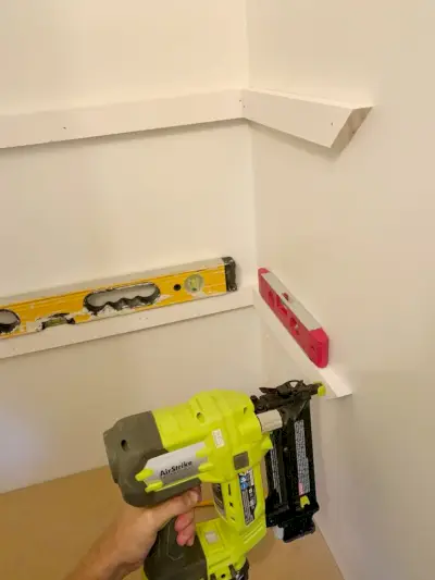 Planksteunen bouwen voor op maat gemaakte kastplanken