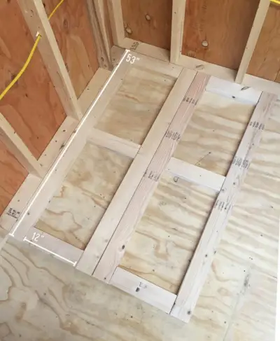basis van sloophout organizer opgebouwd uit 2x4 planken