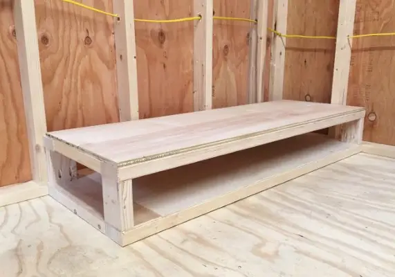 het creëren van een tweede plat platform op de bodem van de opbergkast voor sloophout