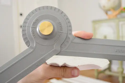 Hoekzoekgereedschap close-up voor het snijden van kroonlijsten