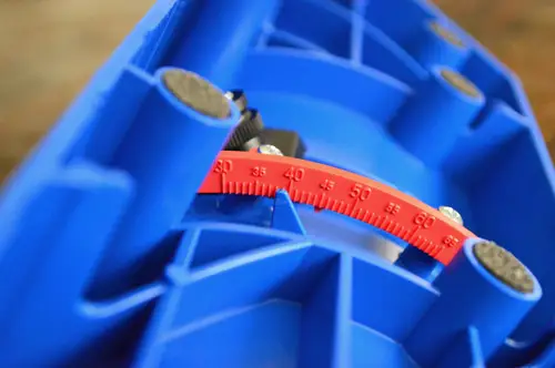 Onderkant van Kreg Crown Pro-tool om de hoekinstelling weer te geven