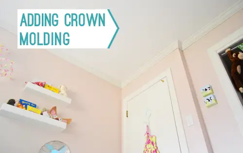 roze slaapkamer met kroonlijst en titel Adding Crown Moulding