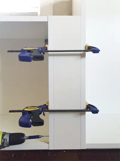 hoe je opvulstukken aan Ikea-kasten kunt toevoegen met behulp van klemmen en schroeven