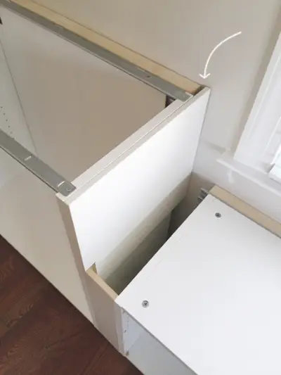 witte kastvulstukken die worden gebruikt om de blootgestelde zijde van de Ikea-kastinstallatie af te dekken
