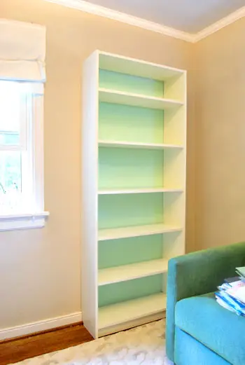 Boekenkast leeg geschilderd