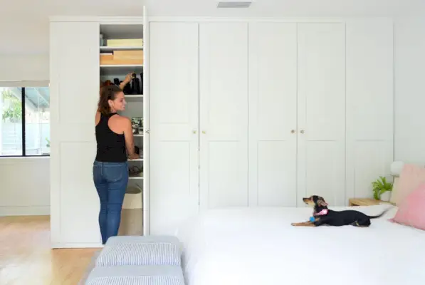 Sherry opent Ikea Pax-kledingkast met Penny Chihuahua op bed