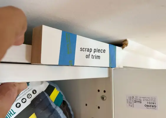 Afvalstuk van de bekleding vastgeplakt aan het steunstuk om plaatsing te vinden