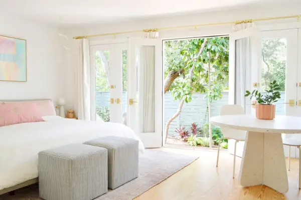 Slaapkamer met kingsize bed en openslaande deuren naar de tuin