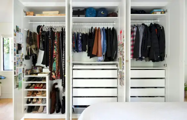 Muur van open Ikea Pax garderobekasten met kasten voor mannen en vrouwen