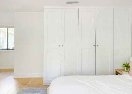 Rij Ikea Pax-kasten voordat er extra sluitingen worden toegevoegd