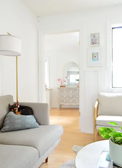 Bekijk de slaapkamer vanuit de keuken met dressoir via de deuropening