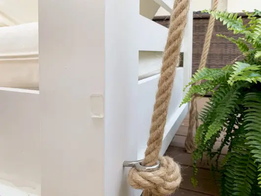 Doorzichtige meubelbumper aan de achterkant van het witte hangende ligbed