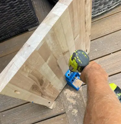 حفر ثقوب الجيب في رف المنضدة باستخدام أداة Kreg Pocket Jig