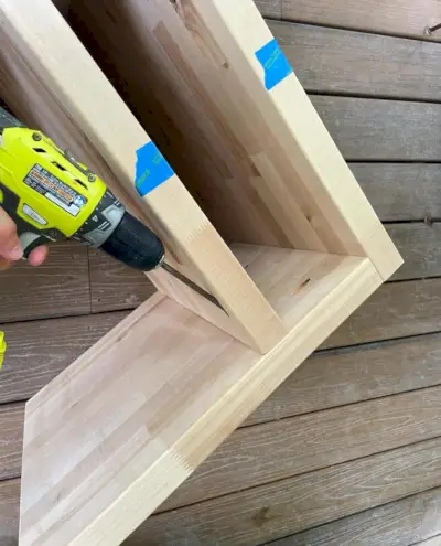 إرفاق الرف داخل منضدة الجزار بناء DIY