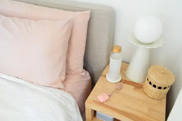 منظر علوي لمنضدة الجزار DIY من Sherrys مع مصباح وسلة حديثة