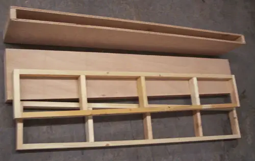 Foto van twee framedelen en twee plankdozen voor een doe-het-zelf-project met zwevende planken