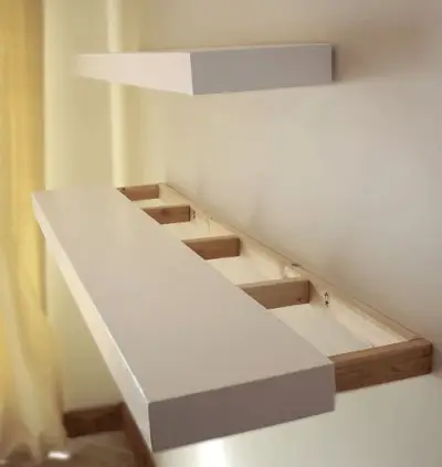 houten plankdoos die over het frame schuift en aan de muur wordt gehangen om zelf zwevende planken te maken in de stijl van zwevende Ikea-planken