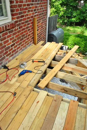 Terrasplanken 4 Ongesneden planken leggen