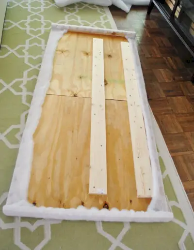 تم تدبيس الضرب النهائي على الجزء الخلفي من إطار اللوح الأمامي DIY