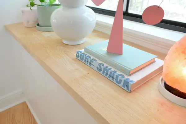 Close-up van slagersblok op Ikea Besta