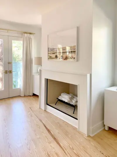 Witte moderne open haard met aan weerszijden Ikea Besta opbergkasten