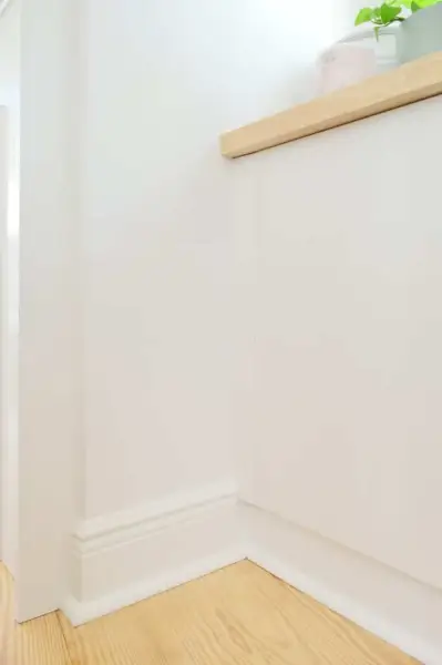 Close-up detail van de bekleding aan de zijkant van Ikea Besta-kasten, zodat deze gelijk met de deuren lijkt