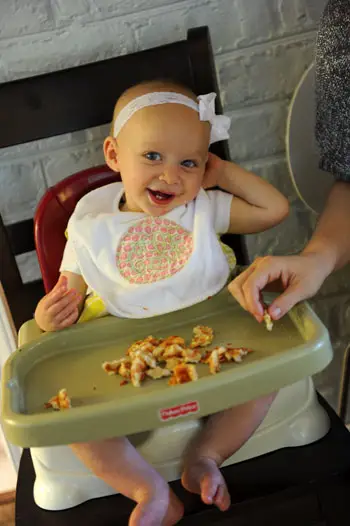 Clara eet pizza
