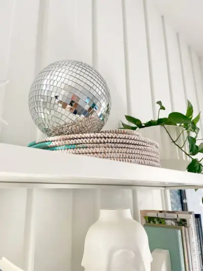 Decoratieve discobal bovenop planken in kantoor