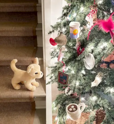 Chihuahua knuffeldier bekijkt kerstboomversieringen