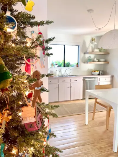 Kant van de kerstboom in de buurt van bijkeuken in de keuken