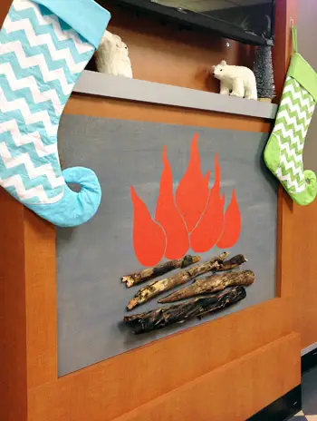 Afgewerkte nephaard met kerstversieringen en kousen op mantel voor de wachtkamer van het Childrens Hospital in Richmond