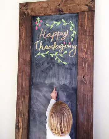 Överdimensionerad DIY svarta tavla med Happy Thanksgiving-meddelande ritat med krita